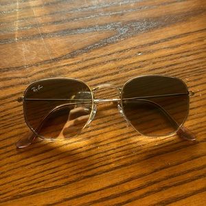 Hexagonal flat women’s raybans
